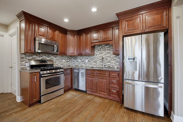 15 Wildwood Road, Elk Grove Village, IL 60007