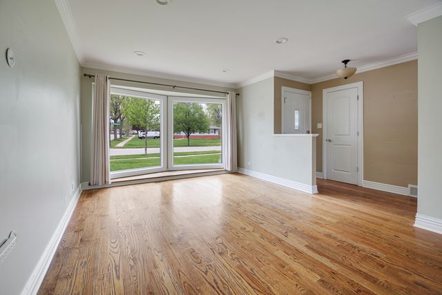 15 Wildwood Road, Elk Grove Village, IL 60007