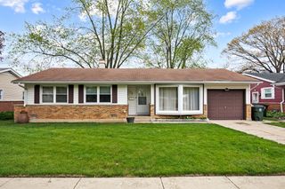 15 Wildwood Road, Elk Grove Village, IL 60007