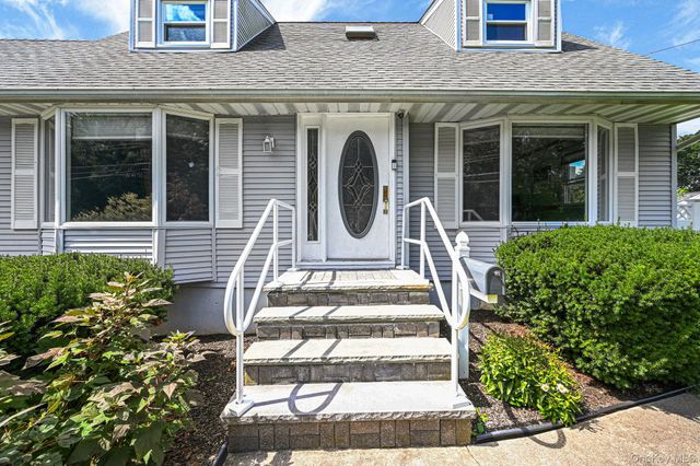 616 Pat Drive, West Islip, NY 11795