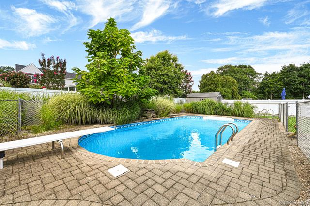 616 Pat Drive, West Islip, NY 11795