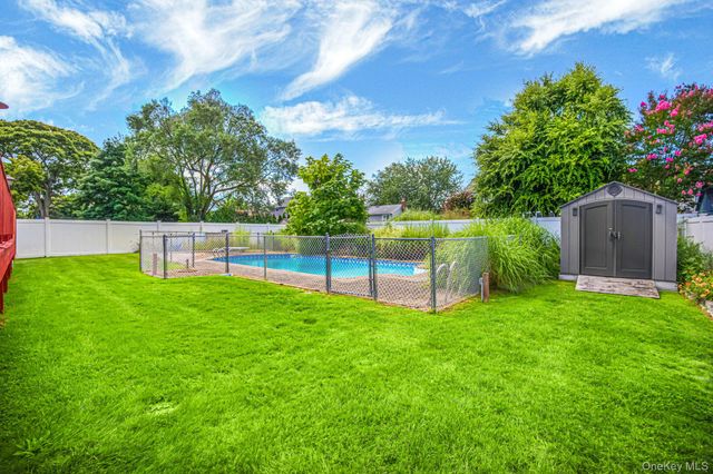 616 Pat Drive, West Islip, NY 11795