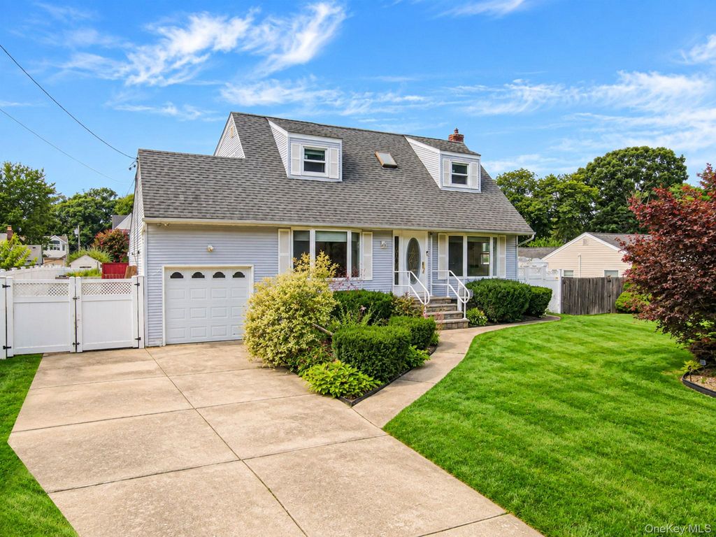 616 Pat Drive, West Islip, NY 11795 — exterior