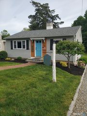 28 Church Street, Old Saybrook, CT 06475