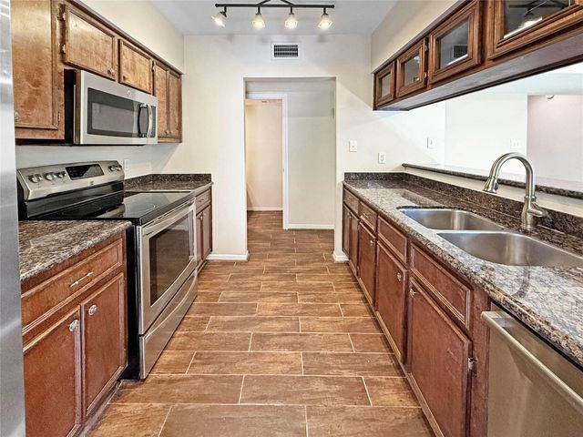 2086 Augusta Drive, Houston, TX 77057