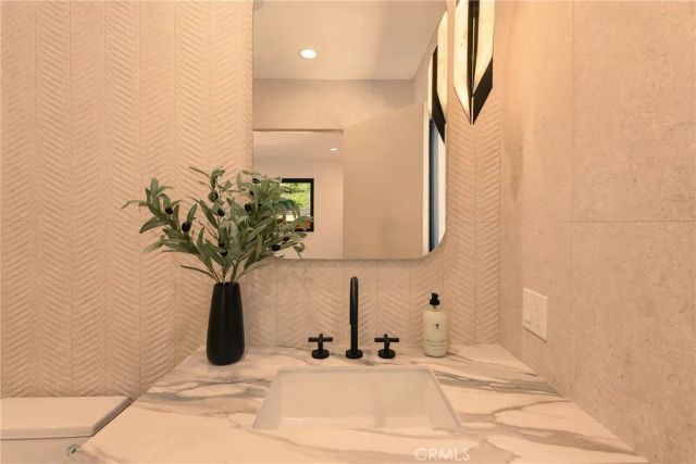 2638 Zorada Drive, Los Angeles, CA 90046