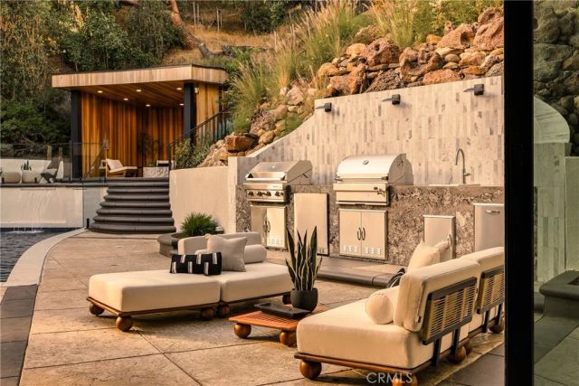 2638 Zorada Drive, Los Angeles, CA 90046