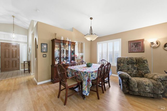 701 Oak Brook Dr, Vacaville, CA 95687