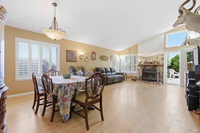 701 Oak Brook Dr, Vacaville, CA 95687