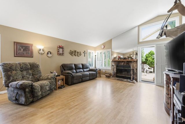 701 Oak Brook Dr, Vacaville, CA 95687