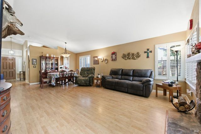 701 Oak Brook Dr, Vacaville, CA 95687