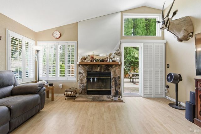 701 Oak Brook Dr, Vacaville, CA 95687