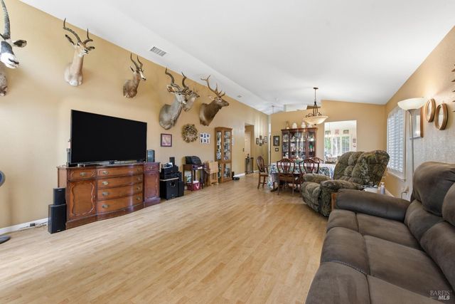 701 Oak Brook Dr, Vacaville, CA 95687