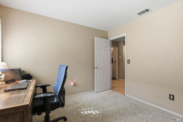 701 Oak Brook Dr, Vacaville, CA 95687