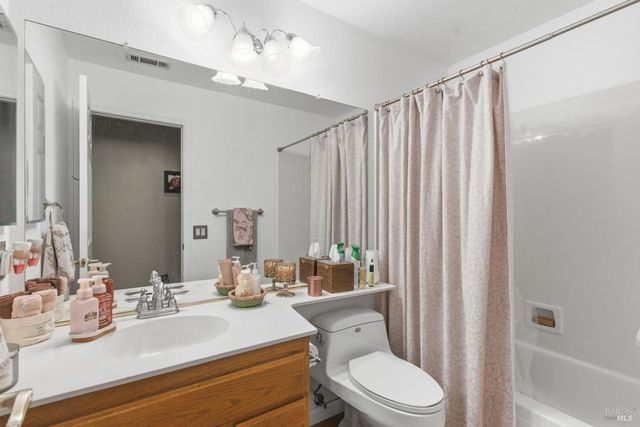 701 Oak Brook Dr, Vacaville, CA 95687