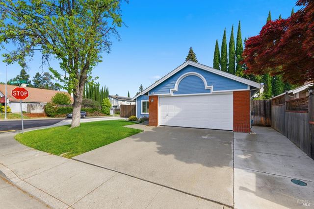 701 Oak Brook Dr, Vacaville, CA 95687