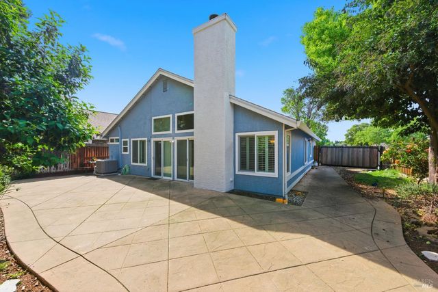 701 Oak Brook Dr, Vacaville, CA 95687