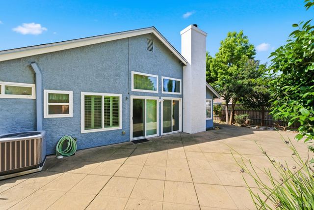 701 Oak Brook Dr, Vacaville, CA 95687