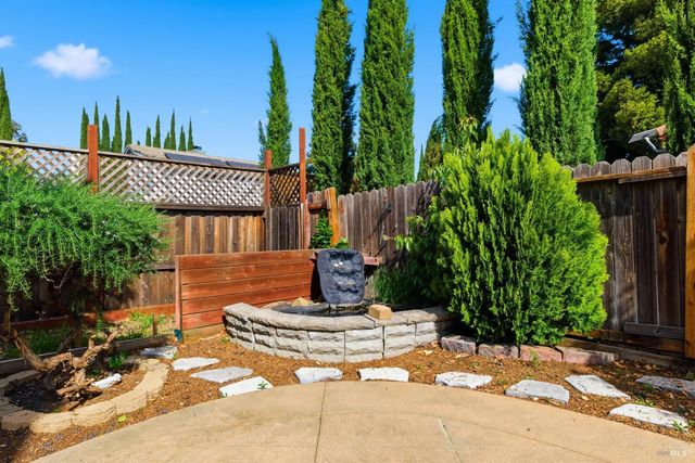 701 Oak Brook Dr, Vacaville, CA 95687