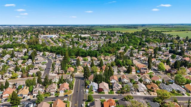 701 Oak Brook Dr, Vacaville, CA 95687