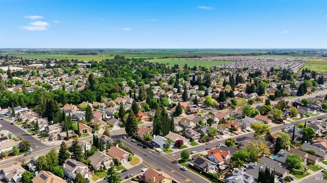 701 Oak Brook Dr, Vacaville, CA 95687