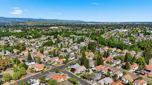 701 Oak Brook Dr, Vacaville, CA 95687