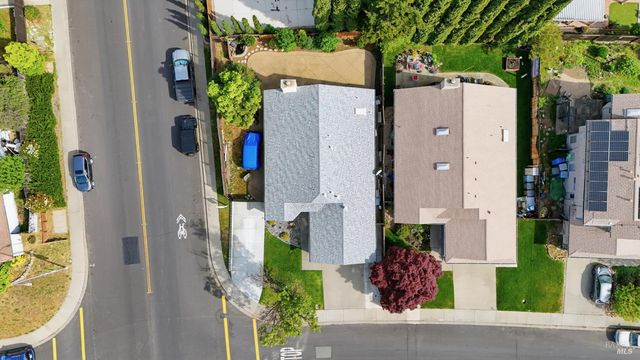 701 Oak Brook Dr, Vacaville, CA 95687