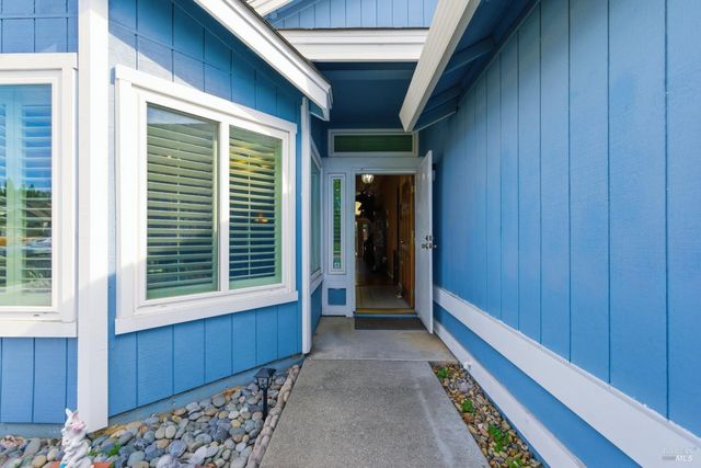 701 Oak Brook Dr, Vacaville, CA 95687