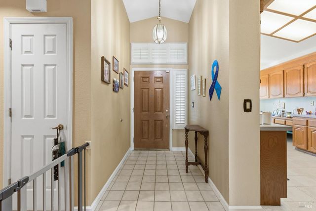 701 Oak Brook Dr, Vacaville, CA 95687