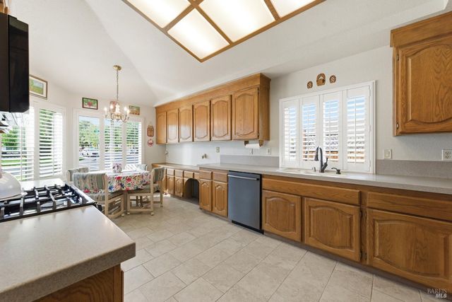 701 Oak Brook Dr, Vacaville, CA 95687