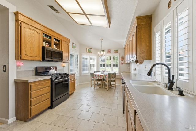 701 Oak Brook Dr, Vacaville, CA 95687