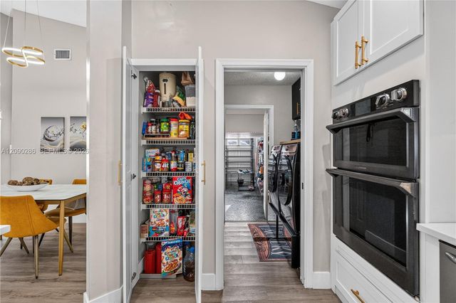 1971 Oak Berry Circle, Wellington, FL 33414