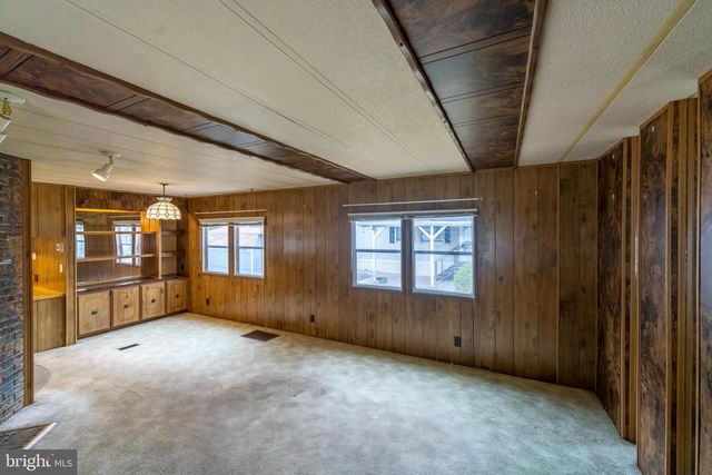 9 OAK DR, Spring City, PA 19475