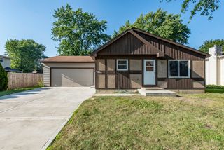 1900 Longmeadow Drive, Lindenhurst, IL 60046