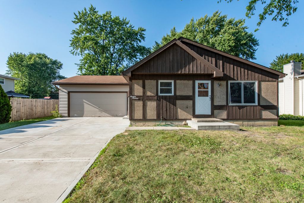 1900 Longmeadow Drive, Lindenhurst, IL 60046