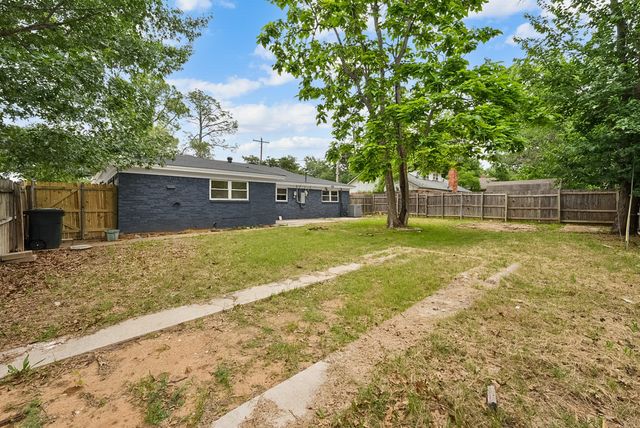 861 Woodcrest Drive, Hurst, TX 76053