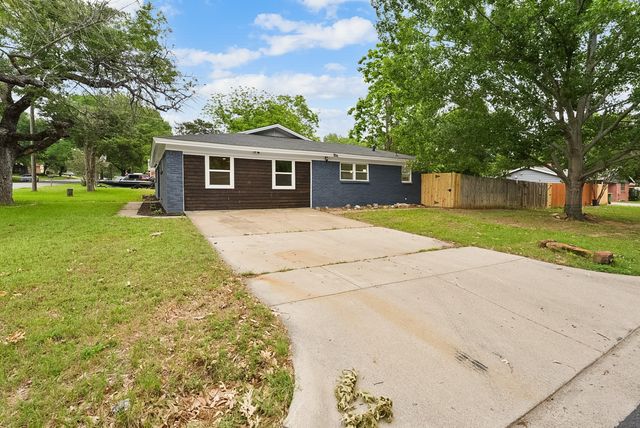 861 Woodcrest Drive, Hurst, TX 76053