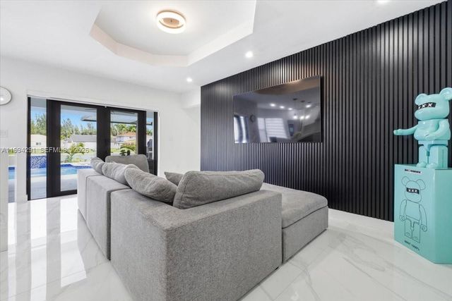 15763 SW 43rd St, Miami, FL 33185