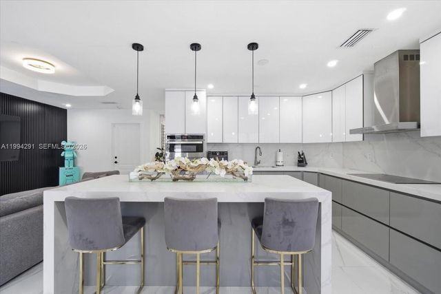 15763 SW 43rd St, Miami, FL 33185