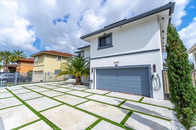 15763 SW 43rd St, Miami, FL 33185