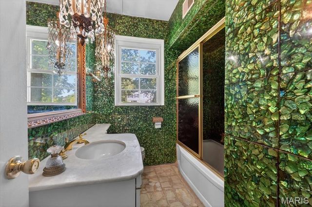 59 Middlesex Drive, St Louis, MO 63144