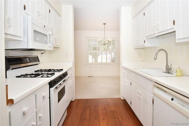 1938 Torquay Avenue, Royal Oak, MI 48073