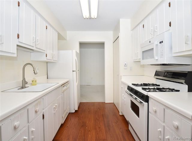 1938 Torquay Avenue, Royal Oak, MI 48073