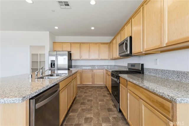711 Ballesteros, Perris, CA 92571