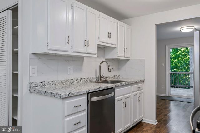 7807 FREEHOLLOW DR, Falls Church, VA 22042