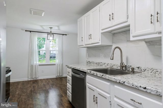 7807 FREEHOLLOW DR, Falls Church, VA 22042