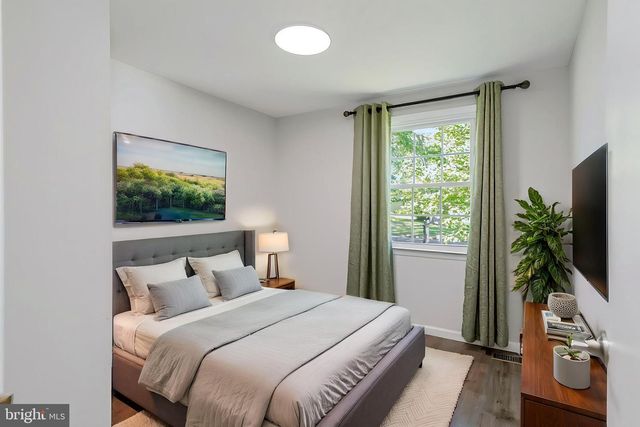 7807 FREEHOLLOW DR, Falls Church, VA 22042