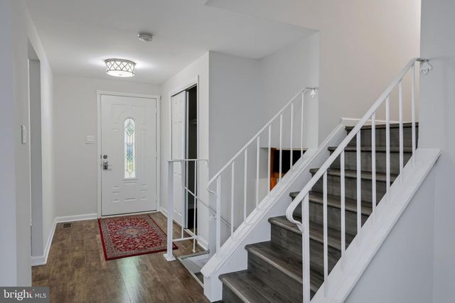 7807 FREEHOLLOW DR, Falls Church, VA 22042