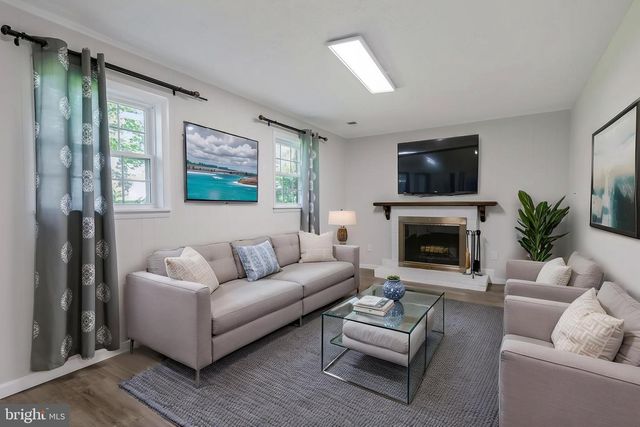 7807 FREEHOLLOW DR, Falls Church, VA 22042