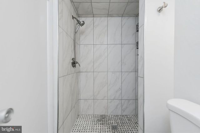 7807 FREEHOLLOW DR, Falls Church, VA 22042